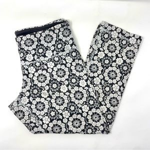 Lululemon capri stretch pants, size 6